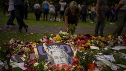 Ratu Elizabeth II meninggal dunia pada 8 September 2022. Warga Inggris yang berdatangan ke Istana Buckingham pun tak kuasa menahan kesedihan.