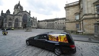 Saat ini jenazah Ratu Elizabeth II telah dibawa ke Istana Holyroodhouse, Edinburgh, Skotlandia. (AP Photo/Jon Super).