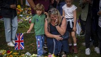 Meninggalnya Ratu Elizabeth II menyisakan duka yang mendalam bagi warga Inggris. (AP Photo/Emilio Morenatti).