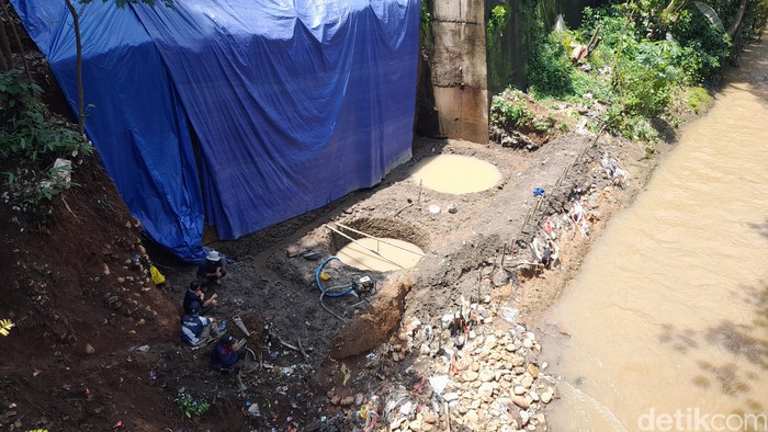 Tebing Jl Raya Cilebut-Jembatan Dua, Kota Bogor: Pembangunan tembok antilongsor masih dilakukan. 12 September 2022. (Muchamad Sholihin/detikcom)