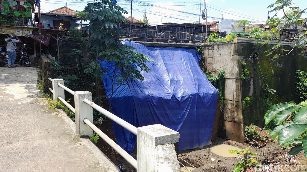 Tebing Jl Raya Cilebut-Jembatan Dua, Kota Bogor: Pembangunan tembok antilongsor masih dilakukan. 12 September 2022. (Muchamad Sholihin/detikcom)