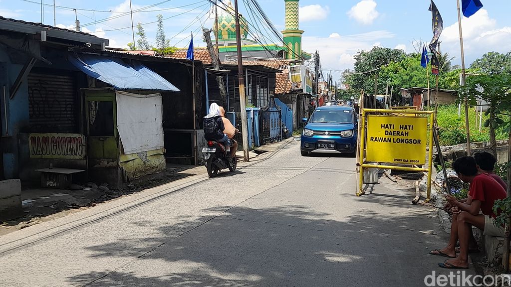 Tebing Jl Raya Cilebut-Jembatan Dua, Kota Bogor: Pembangunan tembok antilongsor masih dilakukan. 12 September 2022. (Muchamad Sholihin/detikcom)