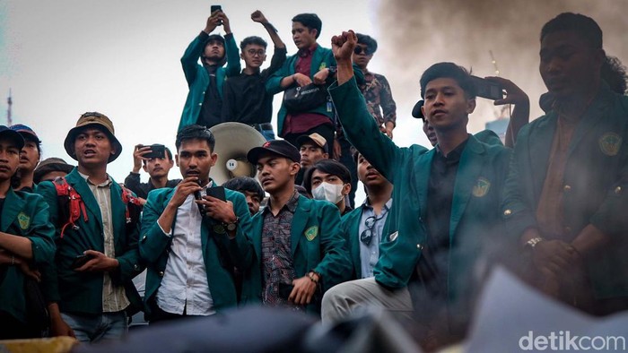 Tolak BBM Naik, Mahasiswa Bakar Spanduk di Patung Kuda Selain unsur buruh dan GNPR, mahasiswa juga menggelar demo menolak kenaikan harga BBM di patung kuda, Jakpus. Demo ditutup dengan aksi membakar spanduk.
