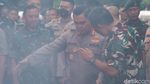 Tolak BBM Naik, Mahasiswa Bakar Spanduk di Patung Kuda