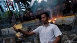 Tolak BBM Naik, Mahasiswa Bakar Spanduk di Patung Kuda