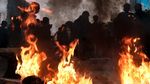 Tolak BBM Naik, Mahasiswa Bakar Spanduk di Patung Kuda