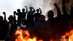 Tolak BBM Naik, Mahasiswa Bakar Spanduk di Patung Kuda
