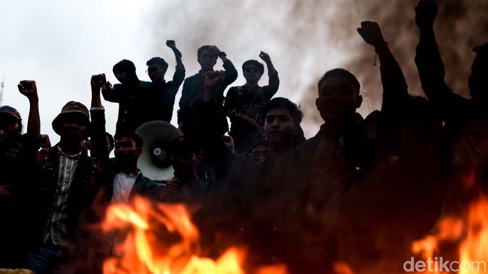 Selain unsur buruh dan GNPR, mahasiswa juga menggelar demo menolak kenaikan harga BBM di patung kuda, Jakpus. Demo ditutup dengan aksi membakar spanduk.