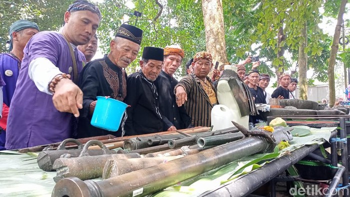 Tradisi nyiramkeun atau mencuci pusaka di Majalengka.