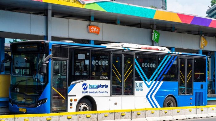 Bus TransJakarta mulai beroperasi 24 jam. Kendaraan umum tersebut sering digunakan masyarakat Jakarta sebagai sarana transportasi dalam kegiatan sehari-hari.