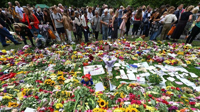 Tumpukan Bunga untuk Mendiang Ratu Elizabeth II di Green Park London TOPSHOT - Floral tributes are pictured in Green Park, near Buckingham Palace, in London on September 11, 2022. - Charles III was formally proclaimed Britain's new king by the Accession Council on Saturday in a history-laden ceremony following the death of his mother Queen Elizabeth II. (Photo by SEBASTIEN BOZON / AFP) (Photo by SEBASTIEN BOZON/AFP via Getty Images)