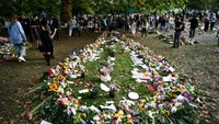 Warga masih ramai mendatangi Green Park London di dekat Istana Buckingham untuk memberikan ungkapan duka. Ratu Elizabeth akan dimakamkan pada Senin (19/1) pekan depan.