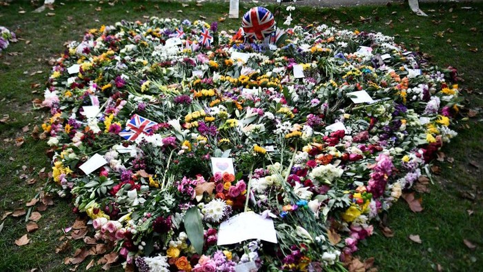 Tumpukan Bunga untuk Mendiang Ratu Elizabeth II di Green Park London Flowers placed by well-wishers in rememberance of Britain's Queen Elizabeth II is seen in Green Park in London on September 11, 2022. - Queen Elizabeth II's coffin will travel by road through Scottish towns and villages on Sunday as it begins its final journey from her beloved Scottish retreat of Balmoral. The Queen, who died on September 8, will be taken to the Palace of Holyroodhouse before lying at rest in St Giles' Cathedral, before travelling onwards to London for her funeral. (Photo by STEPHANE DE SAKUTIN / AFP) (Photo by STEPHANE DE SAKUTIN/AFP via Getty Images)