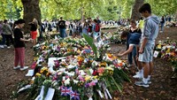 Warga menaruh bunga sebagai ungkapan duka untuk menghormati Ratu Elizabeth II.