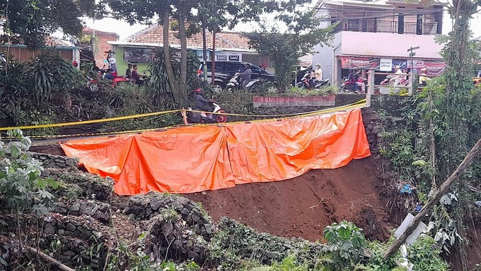 Turap di Jalan Raya Cilebut Bogor Longsor