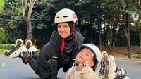 Duta Taekwondo Indonesia ini juga sering melakukan olahraga bersama keluarganya mulai dari bermain sepatu roda hingga berlatih taekwondo. (Foto: Instagram Tya Ariestya)