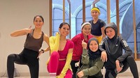 Selain dengan keluarga, Tya juga berolahraga bersama para artis lain seperti Titi Kamal dan Olla Ramlan. Mereka beberapa kali terlihat melakukan olahraga bersama mulai dari zumba hingga tenis. (Foto: Instagram Tya Ariestya)