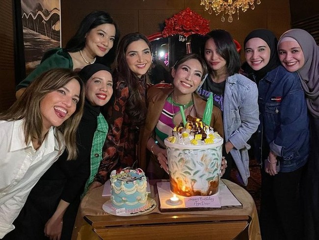 Jika biasanya ada Nagita Slavina yang juga tergabung dalam geng cendol, maka kali ini Nagita tampak absen karena berhalangan hadir. Nagita sendiri pada Minggu, 11 September diketahui telah berangkat ke Amerika Serikat bersama suami dan kedua anaknya. Foto: Instagram