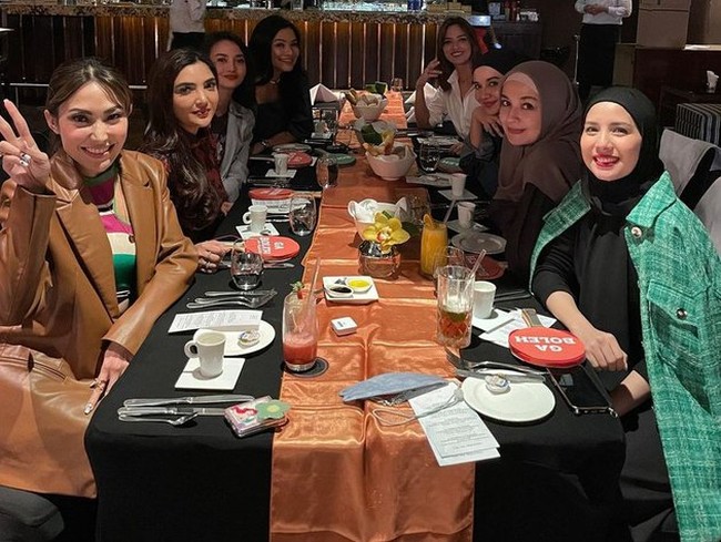 Ayu Dewi dan para tamu undangannya itu kemudian tampak makan-makan bersama sambil mengobrol. Penampilan para anggota geng cendol itu pun terlihat cantik dan stylish. Foto: Instagram