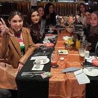 Ayu Dewi dan para tamu undangannya itu kemudian tampak makan-makan bersama sambil mengobrol. Penampilan para anggota geng cendol itu pun terlihat cantik dan stylish. Foto: Instagram