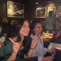 Titi Kamal dan Ririn Ekawati pun tampak begitu menikmati cara di pesta ulang tahun Ayu Dewi. Titi tampil anggun mengenakan dress berwarna hijau, sedangkan Ririn memilih tampil santai dengan memadukan kaos dengan kemeja jeans berwarna biru muda. Foto: Instagram