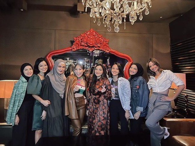 Penampilan para anggota geng cendol itu pun cukup mencuri perhatian, salah satunya Nia Ramadhani. Mengenakan kemeja crop top berwarna putih yang dipadukan celana panjang, Nia tampak memamerkan perut rampingnya. Foto: Instagram