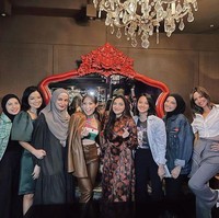 Penampilan para anggota geng cendol itu pun cukup mencuri perhatian, salah satunya Nia Ramadhani. Mengenakan kemeja crop top berwarna putih yang dipadukan celana panjang, Nia tampak memamerkan perut rampingnya. Foto: Instagram