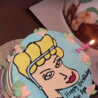 Dari beberapa kue ulang tahun yang ada, salah satu yang paling mencuri perhatian adalah yang berbentuk ugly cake. Tren kue ulang tahun berbentuk ugly cake sendiri saat ini memang tengah viral di media sosial. Foto: Instagram