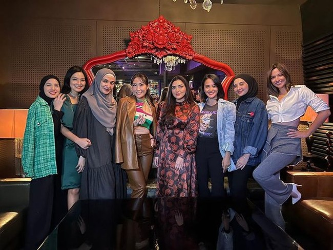 Di pesta ulang tahunnya yang ke-38 ini Ayu Dewi tampak mengundang sahabat-sahabatnya yang tergabung dalam geng cendol, seperti, Tya Ariestya, Titi Kamal, Shireen Sungkar, Ashanty, Ririn Ekawati, Sazkia Sungkar, dan Nia Ramadhani. Foto: Instagram