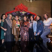 Di pesta ulang tahunnya yang ke-38 ini Ayu Dewi tampak mengundang sahabat-sahabatnya yang tergabung dalam geng cendol, seperti, Tya Ariestya, Titi Kamal, Shireen Sungkar, Ashanty, Ririn Ekawati, Sazkia Sungkar, dan Nia Ramadhani. Foto: Instagram