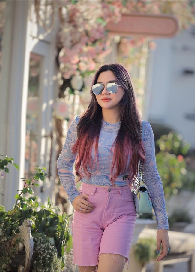 Vicky Shu tampak mengenakan crop top lengan panjang warna hologram yang dipadukannya dengan celana pendek pink. Busana itu pun memperlihatkan bentuk tubuhnya yang makin ramping setelah program diet. Foto: Instagram/@vickyshu
