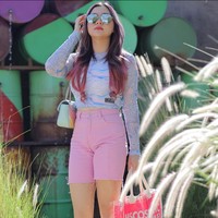 Kacamata hitam dan sepatu sandal platform hadir sebagai pelengkap gaya. Foto: Instagram/@vickyshu