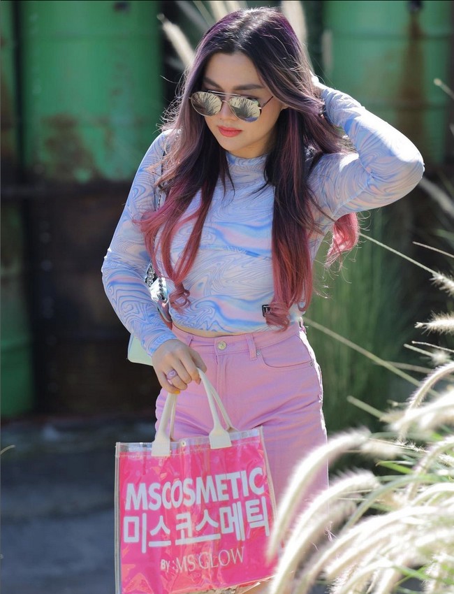 Penampilan Vicky Shu dengan tubuh ramping sukses membuat netizen terpesona. Setelah melahirkan anak keduanya, pelantun lagu ‘Mari Bercinta 2’ ini memutuskan mengikuti program diet. Foto: Instagram/@vickyshu