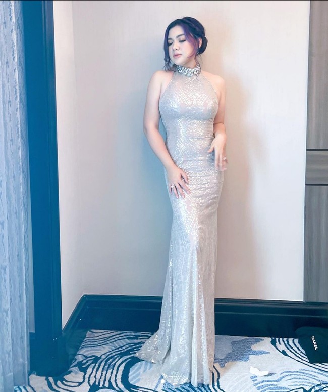 Menjaga pola makan dengan tetap mengasup nutrisi 4 sehat 5 sempurna dijalani Vicky Shu. Dia juga melakukan olahraga ringan, jalan sehat, berenang dan bersepeda. Foto: Instagram/@vickyshu