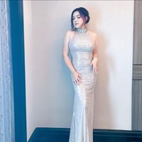 Menjaga pola makan dengan tetap mengasup nutrisi 4 sehat 5 sempurna dijalani Vicky Shu. Dia juga melakukan olahraga ringan, jalan sehat, berenang dan bersepeda. Foto: Instagram/@vickyshu