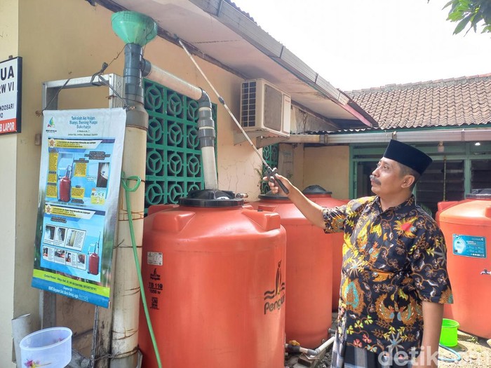 Wahyu Hadi (56), warga Kelurahan Jombor, Kecamatan Bendosari, Kabupaten Sukoharjo, menunjukan alat memanen air hujan, Senin (12/9/2022).