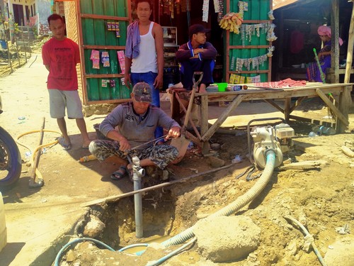 Warga Desa Nowa, Kecamatan Woja, Kabupaten Dompu, Nusa Tenggara Barat (NTB) menggali sumur sedalam puluhan meter secara swadaya untuk mendapatkan air.