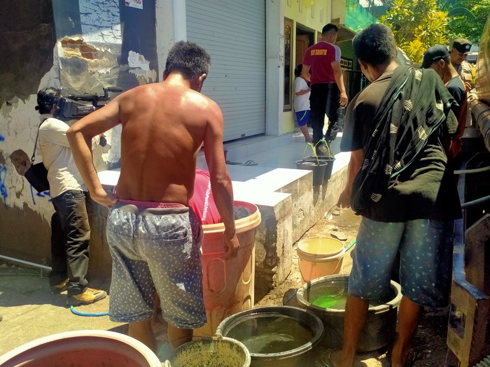 Warga di Desa Nowa, Kecamatan Woja, Kabupaten Dompu, Nusa Tenggara Barat (NTB) berebut air bersih yang disalurkan oleh Polres Dompu, Senin (12/9/2022).