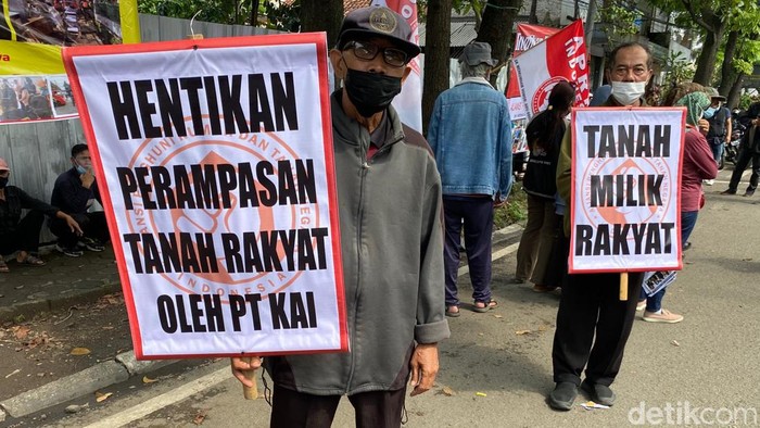 Warga Kacapiring, Batununggal melakukan demonstrasi untuk meminta PT KAI mengembalikan rumah mereka yang ditertibkan