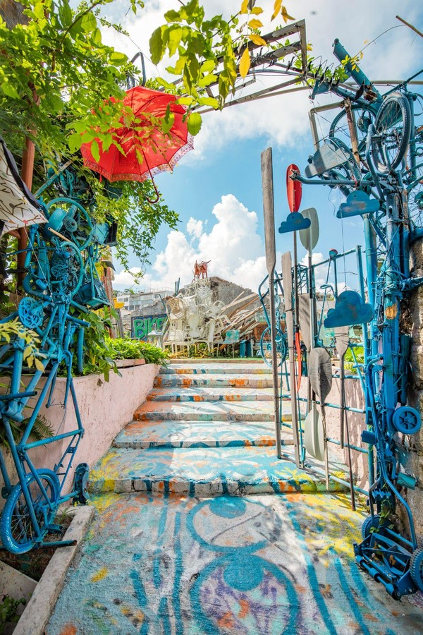 Traveler bisa kabur dari keramaian dan hiruk pikuk kota, dengan mengunjungi pulau kecil Peng Chau. Pulau ini menawarkan berbagai ruang seni yang meriah, kafe-kafe yang estetis, dan toko-toko kecil kuno yang penuh dengan pernak-pernik dan suvenir unik. (dok. HKTB) Traveler bisa kabur dari keramaian dan hiruk pikuk kota, dengan mengunjungi pulau kecil Peng Chau. Pulau ini menawarkan berbagai ruang seni yang meriah, kafe-kafe yang estetis, dan toko-toko kecil kuno yang penuh dengan pernak-pernik dan suvenir unik. (dok. HKTB)
