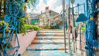 Traveler bisa kabur dari keramaian dan hiruk pikuk kota, dengan mengunjungi pulau kecil Peng Chau. Pulau ini menawarkan berbagai ruang seni yang meriah, kafe-kafe yang estetis, dan toko-toko kecil kuno yang penuh dengan pernak-pernik dan suvenir unik. (dok. HKTB)