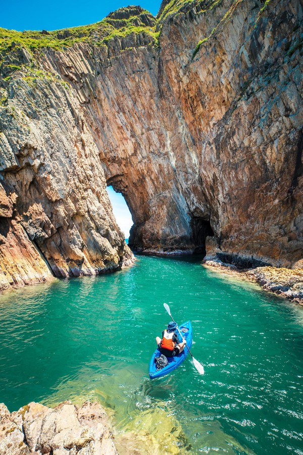 Tak cuma gedung pencakar langit, Hong Kong juga punya Geopark lho. Traveler bisa mencoba sensasi petualangan dengan main kayak di sini. (dok. HKTB) Tak cuma gedung pencakar langit, Hong Kong juga punya Geopark lho. Traveler bisa mencoba sensasi petualangan dengan main kayak di sini. (dok. HKTB)