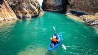Tak cuma gedung pencakar langit, Hong Kong juga punya Geopark lho. Traveler bisa mencoba sensasi petualangan dengan main kayak di sini. (dok. HKTB)