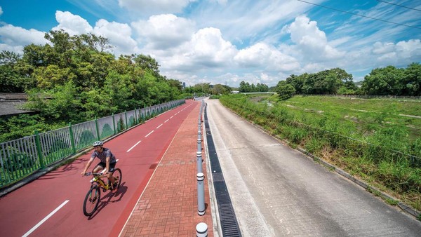 Kamu yang suka gowes bisa coba untuk bersepeda sejauh 60 kilometer di Super Bike Track yang indah ini. Jangan lupa untuk mampir dan menghirup udara segar di sekitar Cheung Chau, pulau favorit wisatawan dan penduduk lokal. (dok. HKTB)