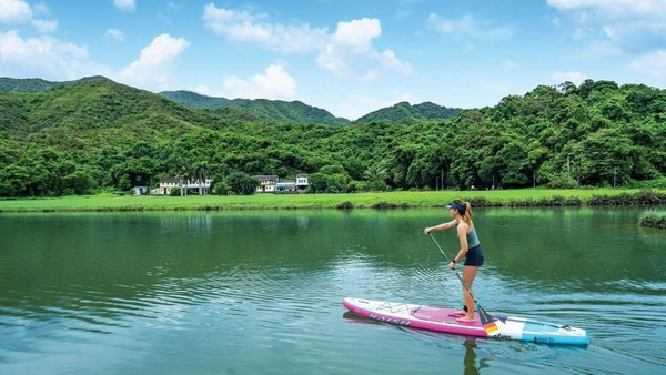 Yang tak kalah serunya, traveler bisa mencoba olahraga Paddle Board ke Tang Chau, sebuah pulau tak berpenghuni berlokasi sekitar 2,6 km di sebelah barat Sham Chung untuk melihat pemandangan Tolo Harbour yang indah. (dok. HKTB)