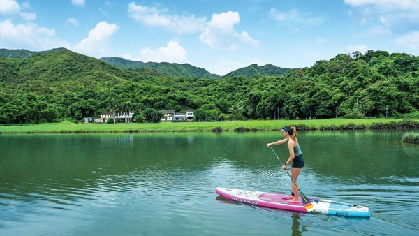 Yang tak kalah serunya, traveler bisa mencoba olahraga Paddle Board ke Tang Chau, sebuah pulau tak berpenghuni berlokasi sekitar 2,6 km di sebelah barat Sham Chung untuk melihat pemandangan Tolo Harbour yang indah. (dok. HKTB) Yang tak kalah serunya, traveler bisa mencoba olahraga Paddle Board ke Tang Chau, sebuah pulau tak berpenghuni berlokasi sekitar 2,6 km di sebelah barat Sham Chung untuk melihat pemandangan Tolo Harbour yang indah. (dok. HKTB)