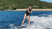 Rekomendasi selanjutnya, traveler bisa mencoba main wakesurfing di Sai Kung. Destinasi ini sangat cocok untuk dikunjungi saat musim panas. Kamu juga bisa diving di sini! (dok. HKTB)