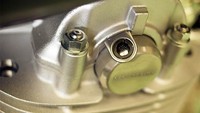 Menariknya meski Yamaha SR400 sudah mengalami penyegaran dari sistem injeksi, pabrikan berlambang garpu tala ini tetap menggunakan kick starter atau selahan motor untuk menghidupkannya. Konsumen tak perlu khawatir sudah menyalakannya, sebab sudah dipasang decompressor. Foto: Yamaha Thailand