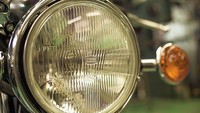 odel Yamaha SR400 masih dipertahankan dengan lampu utama, sein, speedometer serba membulat. Foto: Yamaha Thailand