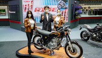 Dikutip Youngmachine, Senin (12/9/2022) nasib Yamaha SR400 terbentur masalah regulasi emisi di Jepang sehingga produksinya tidak berlanjut. Yamaha SR400 Final Edition pun meluncur. Meski tamat di Jepang, Yamaha SR400 terus melahirkan pecinta baru. Terbukti Thailand memperkenalkan Yamaha SR400 Black Gold Edition yang jumlahnya hanya 400 unit di seluruh dunia. Foto: Yamaha Thailand